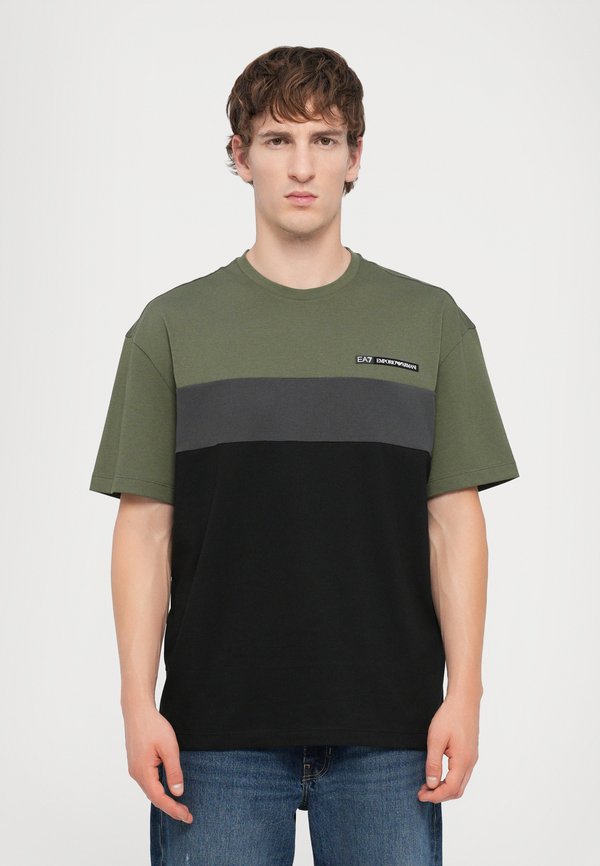 TRAIN ATHLETIC TEE  - Print T-shirt - beetle