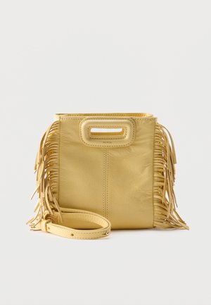 Sárga bőrtáska oldalán bojt díszítéssel, téglalap alakú kivágott fogantyúval és levehető vállpánttal, elöl elhelyezve.