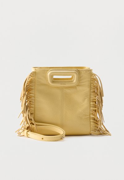 Sac à main en cuir jaune avec détails à franges sur les côtés, poignée découpée rectangulaire et bandoulière amovible placée à l'avant.
