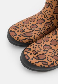 Hunter ORIGINAL WOMENS TALL LEOPARD VEGAN - Bottes en caoutchouc - rich tan/saddle/black