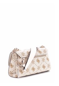 Borsa bianca con un design testurizzato e motivi dorati, chiusura a patta e tracolla in metallo argento per il trasporto.