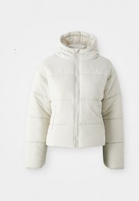 Giubbotto corto bianco in stile puffer con cappuccio, chiusura frontale con zip, pannelli cuciti e un piccolo logo sul petto. Texture liscia e imbottita.