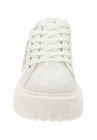 Witte sneaker met een glad leren bovenwerk, ronde neus, platte veters en een dikke, gestructureerde rubbertussenzool. Kenmerkend zijn de metallic accenten aan de zijkant.