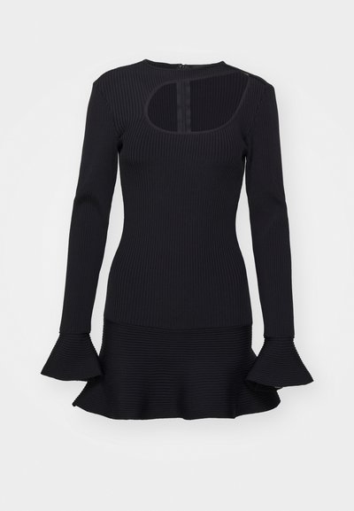 Crna rebrasta haljina s dugim rukavima, sadrži okrugli izrez i raširene manžete, teksturirani materijal i izrez na leđima.