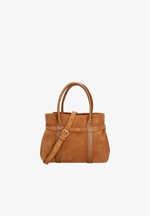 Sac à main en daim et cuir marron avec deux poignées et une bandoulière réglable à boucle, forme rectangulaire structurée sur fond blanc.