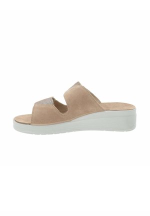 Sandale à glissière bicolore beige avec un dessus en suède doux et une sangle texturée. Présente une semelle rembourrée et un léger talon compensé pour l'élévation.