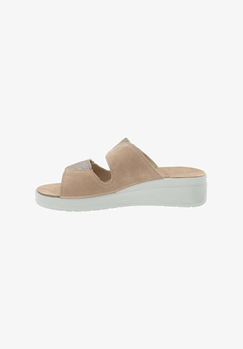 Sandalo a slides bicolore in beige con una morbida tomaia in suede e una fibbia testurizzata. Presenta una suola ammortizzata e un leggero tacco per un po' di elevazione.