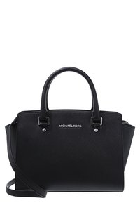 Bolso de mano de cuero negro con asas resistentes, forma rectangular y un cierre en la parte superior. Presenta un logo plateado y acentos de hardware. Acabado texturizado.
