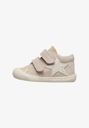 Velcro-Sneaker aus hellbeigem Wildleder mit goldenen Akzenten, ausgestattet mit einem strukturierten weißen Stern-Detail an der Seite und einer Gummisohle.