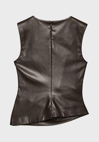 Sort læder top uden ærmer med tætsiddende silhuet, der har lynlås bagpå og en let udvidet kant. Glat tekstur, minimalistisk design.