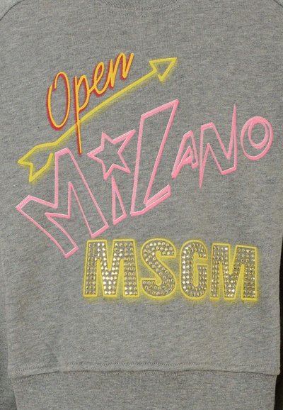 Szara bluza z wyraźnym, wielokolorowym haftem. "Open" na czerwono, "Milano" na różowo i "MSGM" na żółto z akcentami z kryształków.