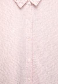 Lichtroze, met kraag, button-up shirt van gestructureerde stof, met zes knopen en een gekreukt patroon door het hele shirt.