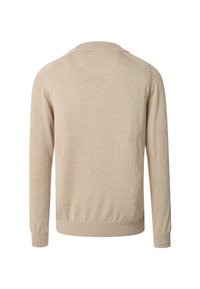 Beige stickad tröja, rund hals, långa ärmar, ribbade manschetter och nederkant, mjuk textur, minimalistisk design utan synliga mönster eller accenter.