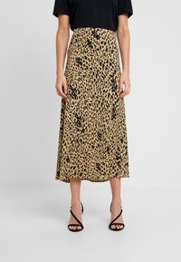 Gonna midi con stampa leopardata su sfondo beige. Realizzata in un tessuto morbido, presenta una vita aderente e un design fluido.