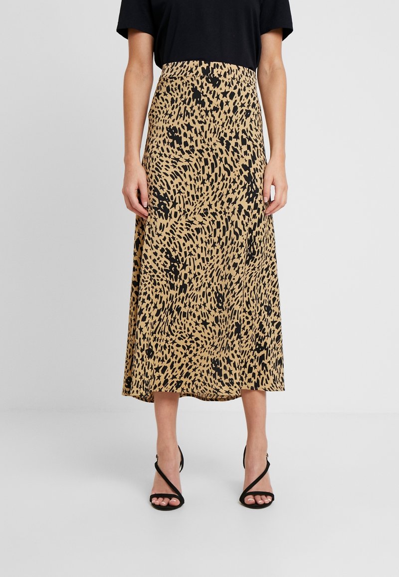 Gonna midi con stampa leopardata su sfondo beige. Realizzata in un tessuto morbido, presenta una vita aderente e un design fluido.
