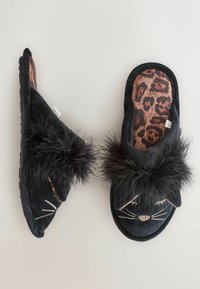 Černé semišové pantofle s umělou kožešinou a pom-pomy, designem kočičí tváře a leopardími potisky na stélkách. Měkká textura s vyšitými vousy a nosem.