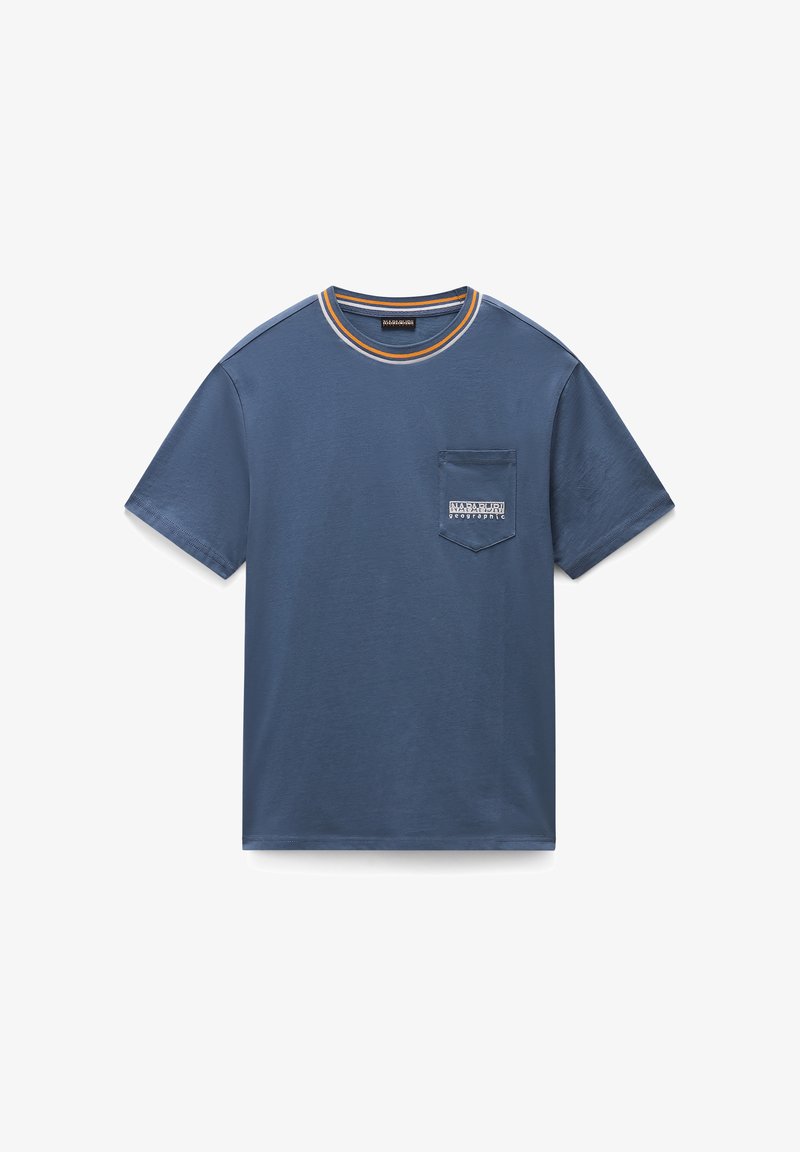 Blå bomulds T-shirt med korte ærmer, rund hals, der har orange og gule striber, samt en brystlomme med logo.