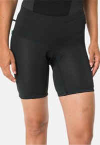 Pantalones cortos de ciclismo negros con un diseño ajustado, hechos de material elástico. Presentan un corte redondo y costuras planas para mayor comodidad.