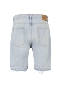 Világoskék farmer rövidnadrág, egyenes szabású, koptatott szegéllyel, két hátsó zsebbel és egy barna címkével a deréknál.