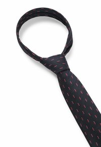 Nœud papillon noir avec une texture en chevron, ornée de petits motifs rouges. Le design est classique et formel, idéal pour des occasions de gala.
