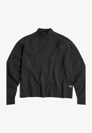 Suéter de punto gris carbón con cuello alto, puños y dobladillo acanalados, con una pequeña etiqueta negra y blanca de G-Star en un lateral inferior.