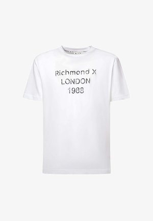 Witte katoenen T-shirt met een ronde hals en korte mouwen, voorzien van de opdruk "Richmond X LONDON 1988" in zwart en metallic zilver.