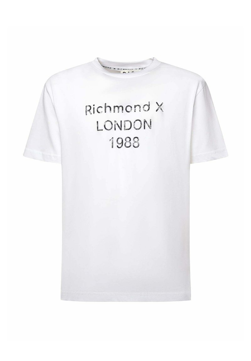 Camiseta blanca de algodón con cuello redondo y mangas cortas, con el texto impreso "Richmond X LONDON 1988" en negro y plateado metálico.