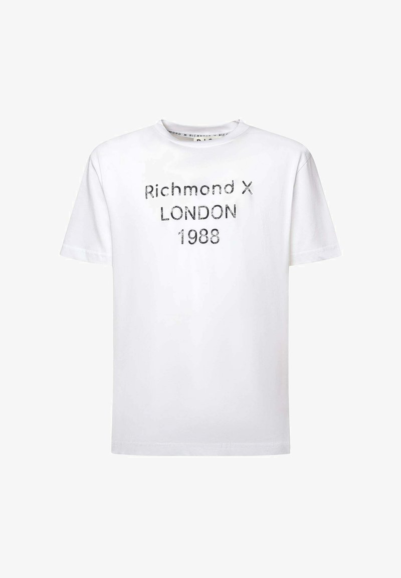 Camiseta blanca de algodón con cuello redondo y mangas cortas, con el texto impreso "Richmond X LONDON 1988" en negro y plateado metálico.