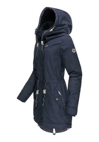 Marinfärgad parka-jacka med dragsko i huvan, fleecefoder, ficka med dragkedja fram, elastiska ärmslut och dekorativ sömnad längs sömmarna.