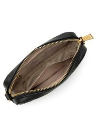 Clutch in pelle nera con chiusura a zip dorata, dotato di un interno beige e di più scomparti per l'organizzazione.