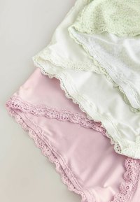 Neli paari naiste aluspükse pastelses värvigammas: helesinine, valge, piparmündiroheline ning mustriga valged, kaunistatud õrnade pitsdetailidega.
