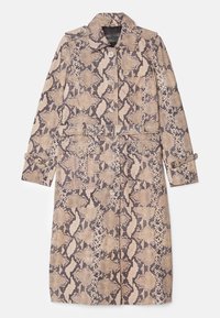 Trench-coat à motif peau de serpent en beige et marron foncé. Il comprend un col, des boutons, deux poches avant et une taille ceinturée.