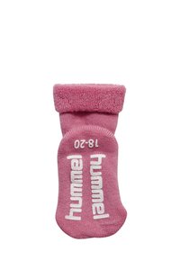 Rosa Kindersocke mit einem weichen, strukturierten Bündchen, bedruckt mit dem weißen Markennamen "hummel" und der Größe "18-20" auf der Sohle.