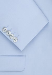 Jasnoniebieski materiał marynarki dopasowanej z gładką fakturą, cztery srebrne guziki na mankietach oraz elegancki design kieszeni.