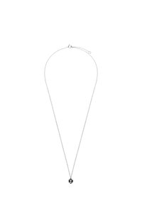 Zilveren ketting met een ronde hanger met een zwart en zilver hexagonaal patroon dat op een voetbal lijkt.