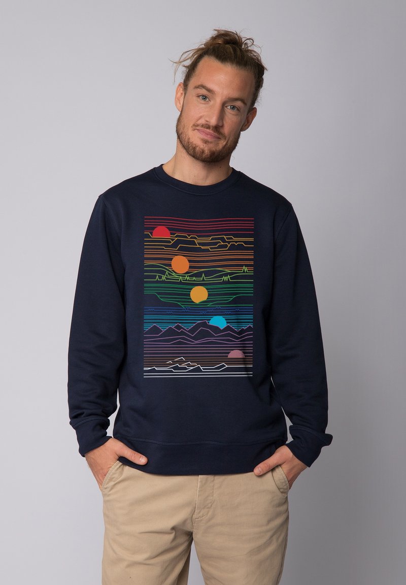 Navy-blauer Sweatshirt aus einem Baumwoll-Mix mit einem mehrfarbigen Grafikdesign von Sonnenuntergängen und Bergen über die Vorderseite in horizontalen Linien.