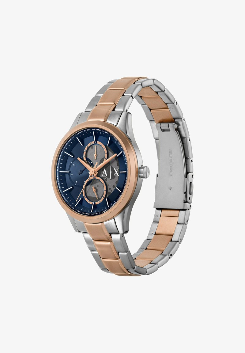 Montre en acier inoxydable avec accents en or rose, cadran bleu marine, trois sous-cadrans et bracelet à maillons avec finitions polies et mate.