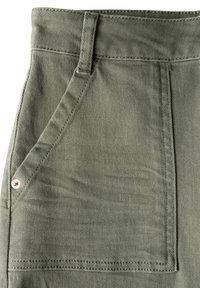 Groene katoenen broek met een textuurafwerking, voorzien van een zijzak met een zilveren knop en gestikte details langs de naden.