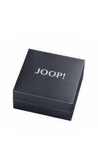 Caja de regalo negra con acabado texturizado, estampada con un logo plateado "JOOP!" en la parte superior, diseñada para una presentación de lujo.