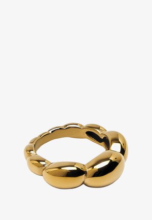Złoty metaliczny pierścionek o gładkim, zaokrąglonym wzorze z połączonymi owalnymi kształtami, wypolerowane wykończenie i gładka tekstura.