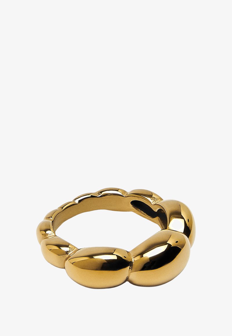 Złoty metaliczny pierścionek o gładkim, zaokrąglonym wzorze z połączonymi owalnymi kształtami, wypolerowane wykończenie i gładka tekstura.
