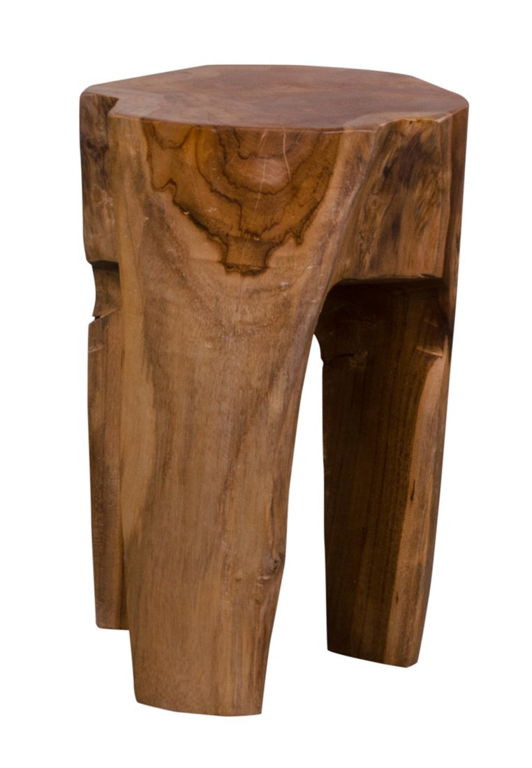 Holzstuhl mit einer natürlichen, unregelmäßigen Form und strukturierter Oberfläche. Braune Farbe mit sichtbaren Holzmaserungen und drei stabilen Beinen.