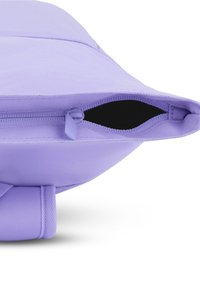 Lila, cipzáros tasak texturált felülettel. Simma cipzárhúzó és sötét belső bélés jellemzi. Egyszerű, funkcionális design.