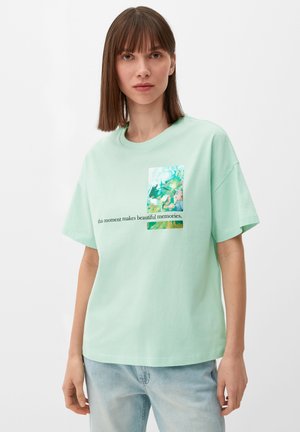 s.Oliver MIT FRONTPRINT - T-shirt imprimé - minze