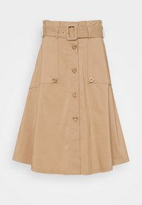 Beige katoenen rok met een uitlopende design, riemlussen en een brede riem. Voorzien van een knoopsluiting aan de voorkant en twee zijvakken met knoopaccenten.