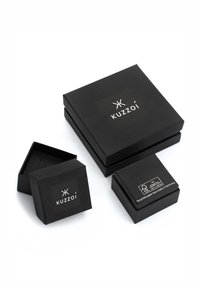 Mustad taaskasutatud paberkinkekarbid eri suurustes, läikiva viimistlusega, millel on logoga "Kuzzoi" valgena peal ja külgedel.