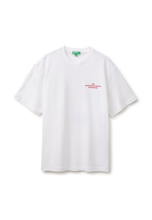 Camiseta blanca de manga corta con cuello redondo y pequeño texto rojo "THE PROCRASTINATOR'S HANDBOOK" en el pecho izquierdo.