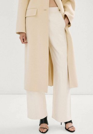 - Spodnie materiałowe