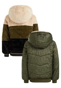 Faux furjacka i beige, olivgrön och svart. Har huva, randiga muddar och baksidan med grönt tyg mönstrat med svarta fläckar. Vadderad design.