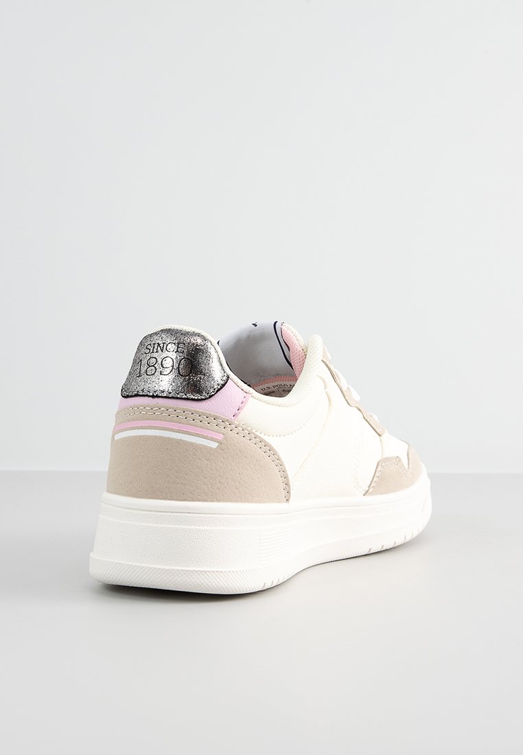 Sneaker bianco e beige con tacco metallico argento, dettagli rosa, texture liscia e suola testurizzata con dettagli intricati.